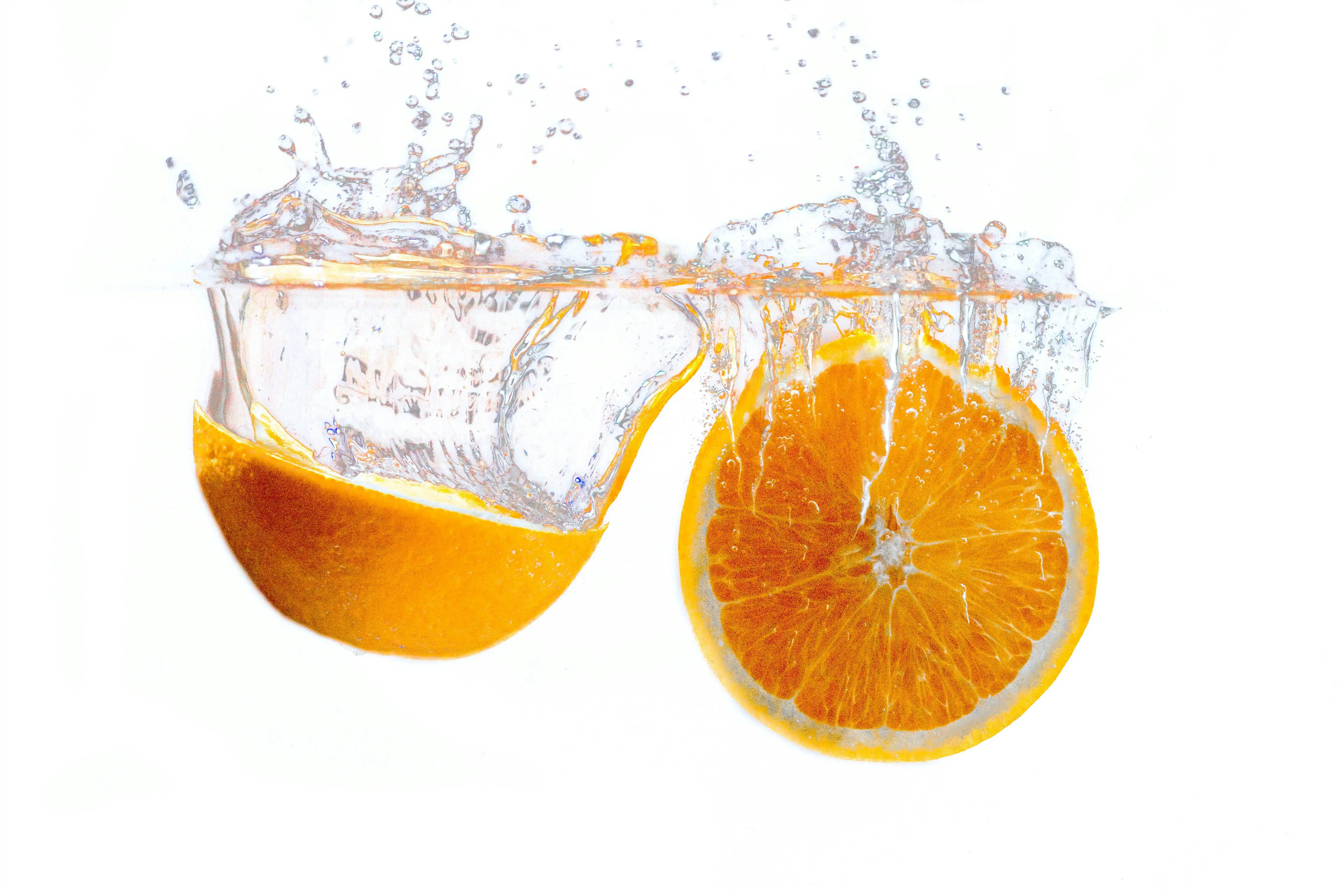 水に沈むオレンジ
